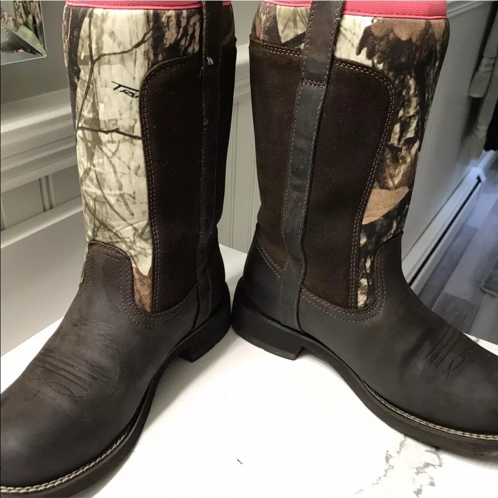 Ariat womens Midcalf brown/pink camo waterproof insulated cowboy boots. Size 7B